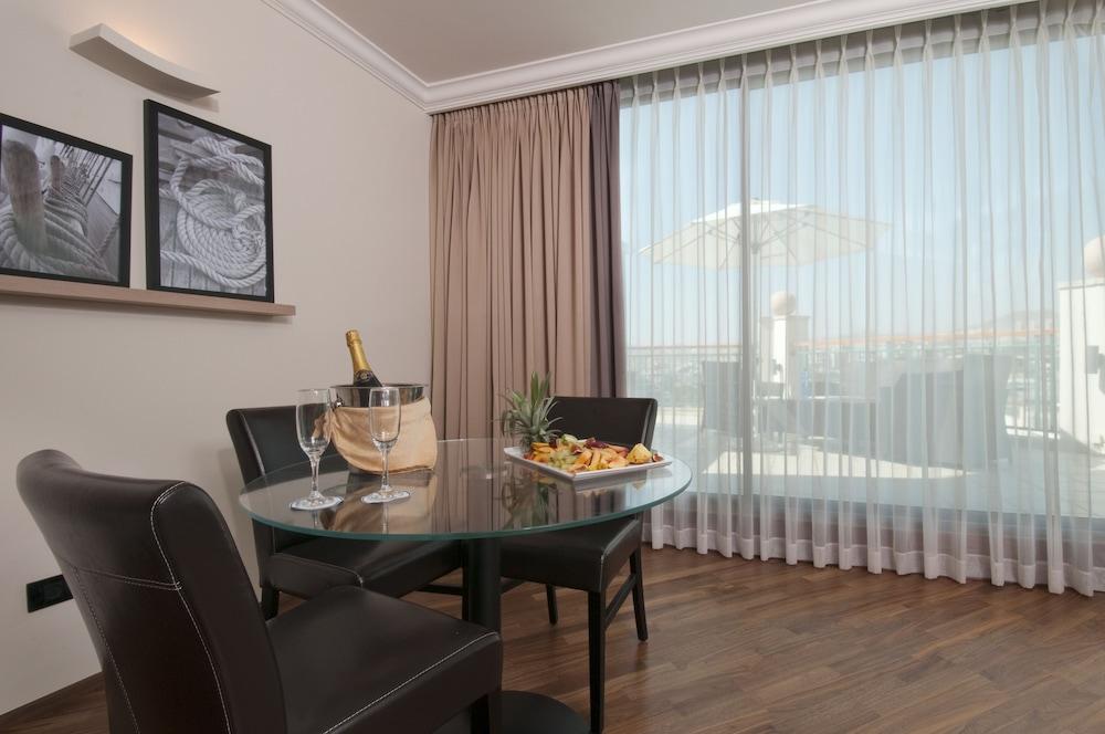 U Magic Palace Eilat Exteriör bild A dining room