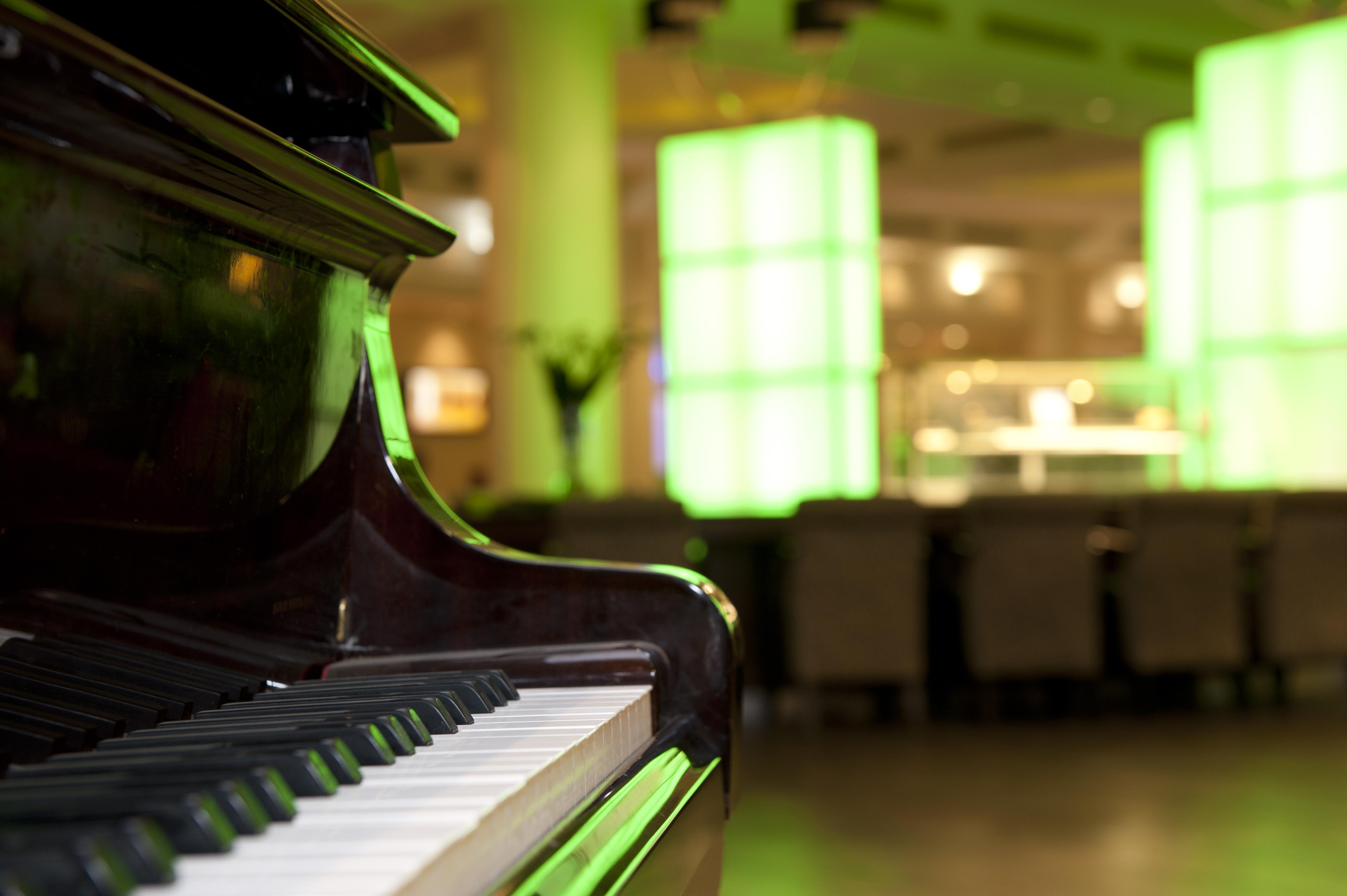 U Magic Palace Eilat Exteriör bild Piano at the Green Room