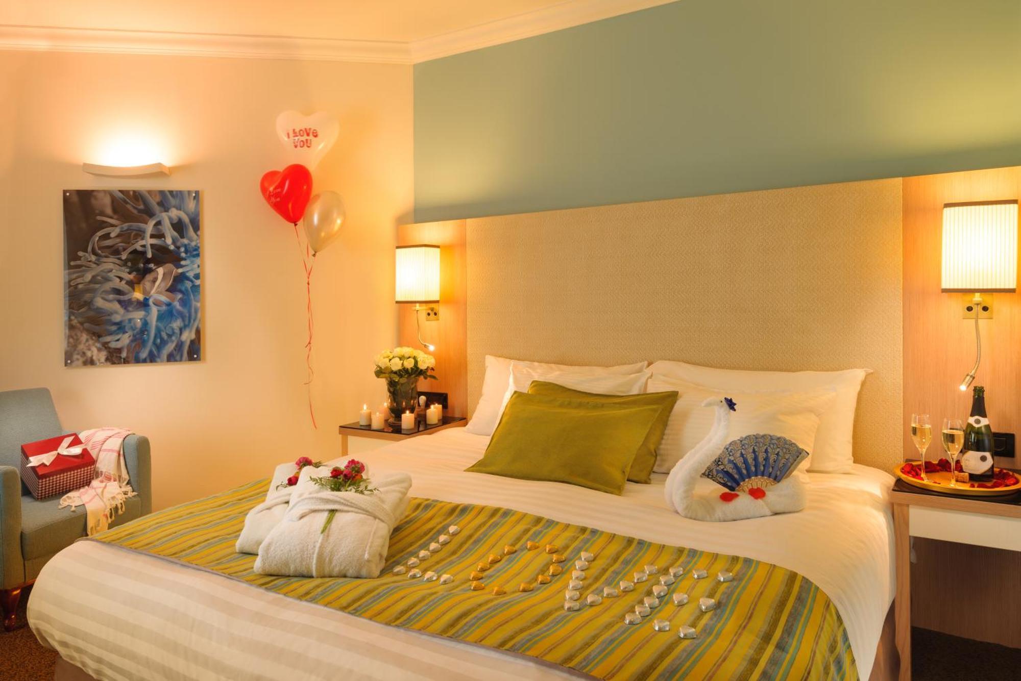 U Magic Palace Eilat Exteriör bild A room at the hotel