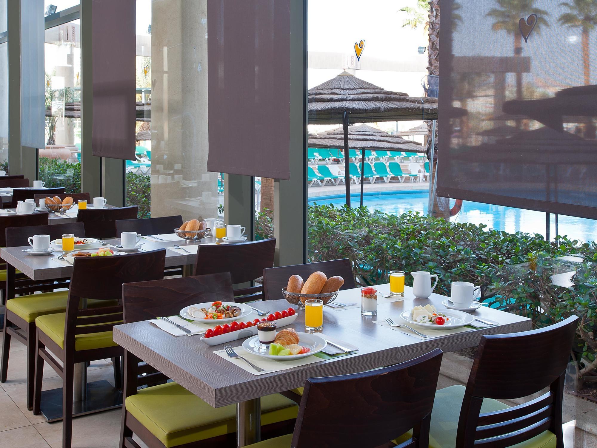 U Magic Palace Eilat Exteriör bild The buffet at the hotel